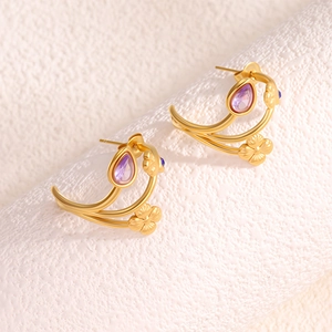 Élégantes boucles d'oreilles en C en acier avec gemmes gouttes violettes et détails fleuris
