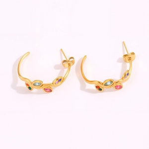 Détail de boucles d'oreilles feuilles en or ornées de gemmes marquises colorées