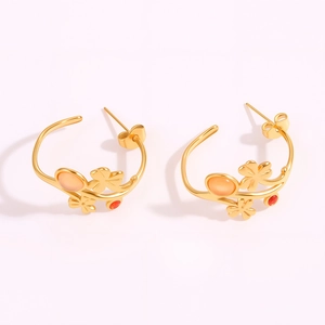 Boucles d'oreilles fleurs en forme de C dorées avec pierres œil-de-chat orange