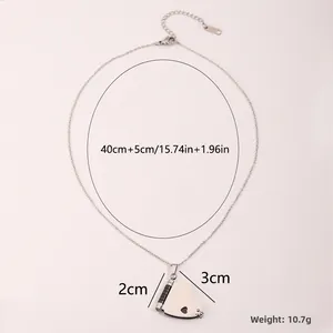 Dettaglio della collana con medaglione a cuore in argento, catena 45cm e misure tecniche