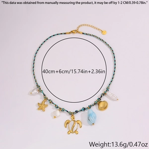 Détail du collier bohème avec breloques dorées en forme de tortue, étoile de mer et cœur