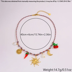 Collier tressé coloré avec des pendentifs soleil, étoile et cerise sur un fond violet doux