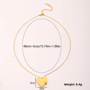 Dettaglio della collana con ciondolo a cuore dorato con catena da 40 cm e estensione