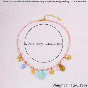 Détail du collier en cordon tressé rose et blanc avec charms et fermoir mousqueton