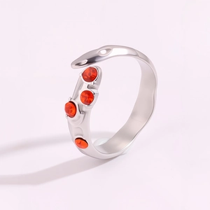 Vue détaillée d'une bague en titane argenté sertie de quatre pierres rouge orangé et anneau ouvert