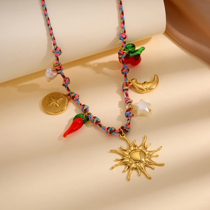 Collier bohème en corde tissée avec pendentifs soleil et breloques colorées pour femme