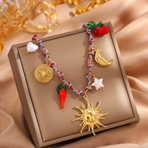 Collier bohème en titane tressé avec cordons multicolores et pendentifs variés sur de la soie