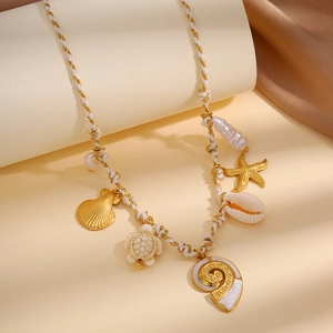 Collier bohème en corde tressée avec breloques dorées d'étoile de mer et tortue