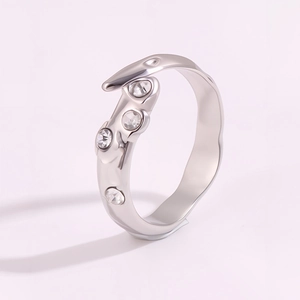 Vue détaillée d'une bague irrégulière en métal liquide avec quatre zircons ronds