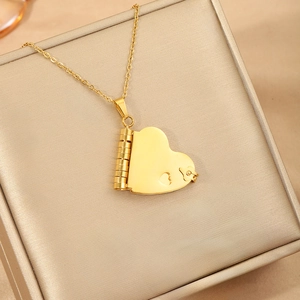 Dettaglio collana con medaglione a cuore a forma di libro su scatola portagioielli