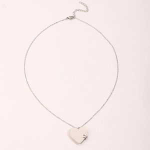 Pendentif médaillon coeur argenté poli avec chaîne réglable et fermoir mousqueton