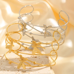 Mehrlagiges offenes Armband aus Titanstahl mit Libellenanhängern und Perlenakzenten