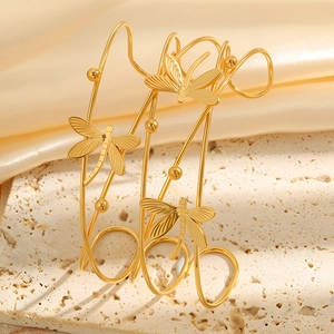 Eleganter goldener mehrlagiger Armreif mit drei Libellen-Anhängern und Perlen-Akzenten