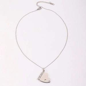 Dettaglio della collana a cuore in acciaio con marchio K18 sulla catena regolabile