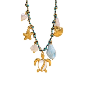 Collier océan tressé bohème avec pendentifs étoile de mer, tortue et conque sur fond blanc