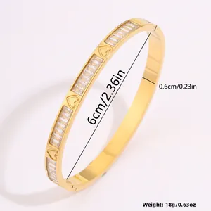 Vista detallada del brazalete de corazón dorado con diámetro interior de 6 cm y el peso