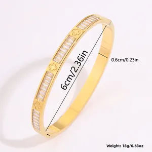Detalle de la pulsera de trébol dorado con incrustación de circón y medida de 6cm de ancho