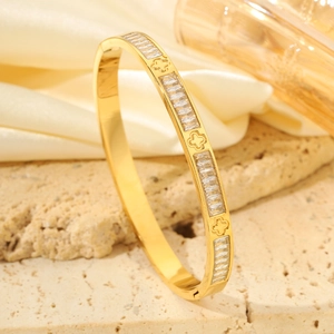 Detalle del brazalete de oro con trébol de cuatro hojas y circonitas de corte recto