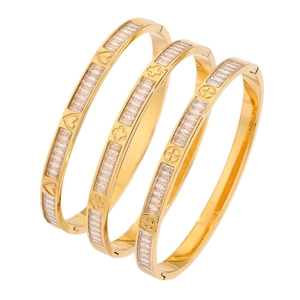 Set de brazaletes de acero de titanio dorado con diseños de corazón, trébol y cristales