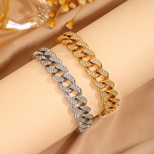 Lujosas pulseras de eslabones cubanos en oro y plata con cristales brillantes en soporte