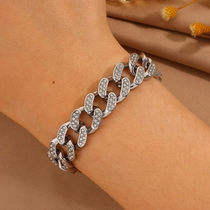 Lujosa pulsera de eslabones cubanos plateada con cristales pavé sobre fondo de tela cálida