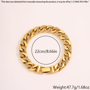 Detalle de pulsera de cadena cubana chapada en oro 18k con circonitas y medidas de largo y peso