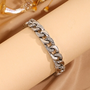 Vista detallada de la pulsera de eslabones cubanos plateados con diamantes en un soporte