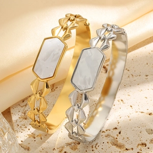 Elegantes brazaletes de oro de 18K y plata con incrustaciones de nácar hexagonal de acero