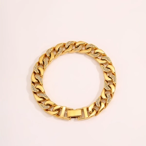 Primer plano de pulsera de eslabones cubanos de oro de 18k con brillantes circonitas