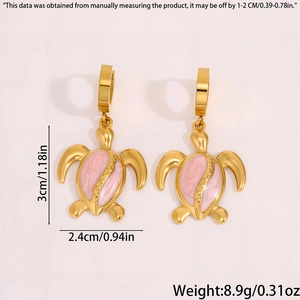 Détails des boucles d'oreilles tortue dorée avec incrustation rose et dimensions