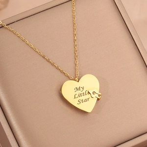 Dettaglio della collana con ciondolo a cuore dorato e incisione My Little Star