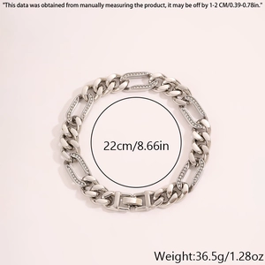 Detalle de una pulsera de cadena cubana plateada de 22cm con circonitas y cierre