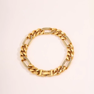 Detalle de la pulsera de eslabones cubanos bañada en oro con circonitas y cierre plegable
