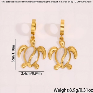 Détail de boucles d'oreilles tortue dorée, dimensions 3 cm de haut et 2,4 cm de large