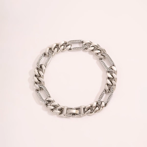 Vista macro de la pulsera de cadena cubana de acero de titanio con detalles de diamantes