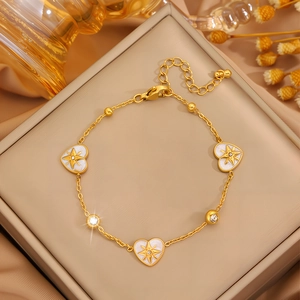 Elegantes Gold-Titanstahl-Armband mit weißen Emaille-Herzen und funkelnden Stern-Kristallen