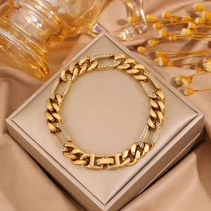 Lujosa pulsera de eslabones cubanos dorada con diamantes sobre una caja de regalo premium