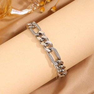 Detalle de pulsera de cadena cubana en acero de titanio plateado con circonitas brillantes