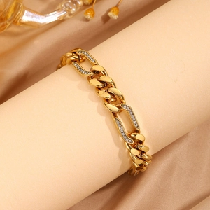 Detalle de pulsera de eslabones cubanos bañada en oro 18k con incrustaciones de circón