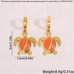 Détail de boucles d'oreilles tortue avec émail orange et indications de dimensions
