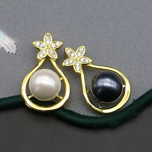 Gold-plated teardrop pearl pendant with diamond-encrusted flower detail for DIY jewelry