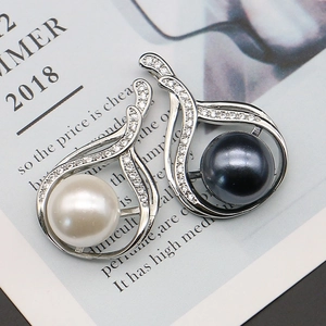 Eleganter Tropfen-Perlenanhänger mit Zirkonia-Inlay in weißen und schwarzen Tönen