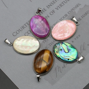 Set de cinco colgantes ovalados de piedras naturales, ojo de tigre y nácar con borde plata