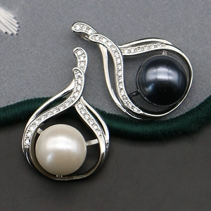 Elegante Perlenanhänger mit silbernen Spitzenkappen in Weiß und Dunkelgrau mit Zirkonia