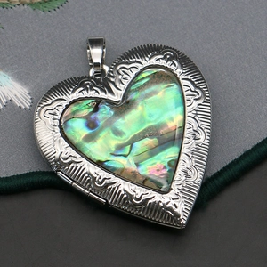 Ciondolo porta-foto a cuore con conchiglia di abalone naturale e incisioni floreali vintage