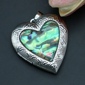 Ciondolo locket a cuore vintage con intarsio in conchiglia di abalone e incisioni