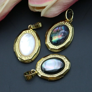 Pendentifs médaillons ovales en cuivre avec incrustations de nacre et bords gaufrés