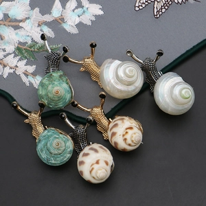 Broches escargot en coquillage naturel plaqué or et argent aux textures spirales