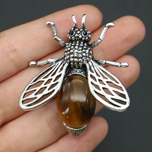 Détail de la broche abeille avec pierre œil de tigre et finition argent vintage