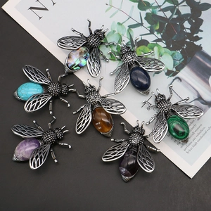 Lot de broches abeille en argent antique serties d'oeil de tigre et nacre d'abalone